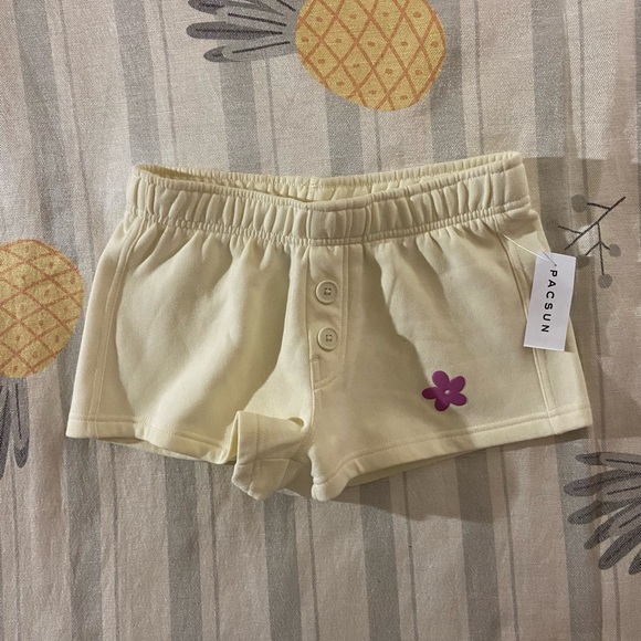 Pacsun Cream Sweatshorts - Picture 1 of 4